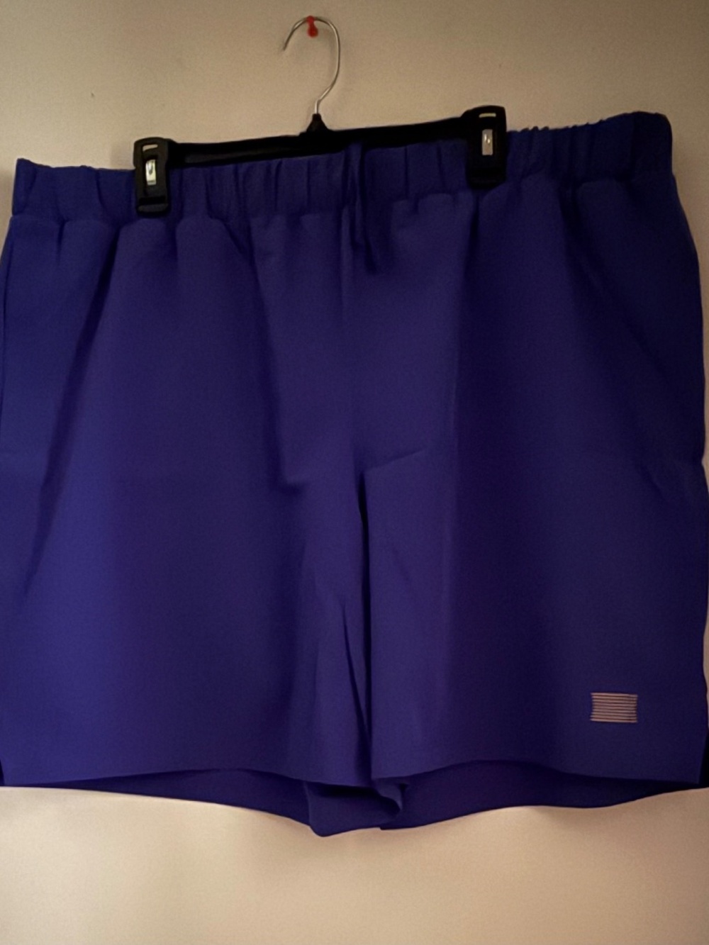 Short features side pockets, a hidden phone pock: Color Royal Blue.